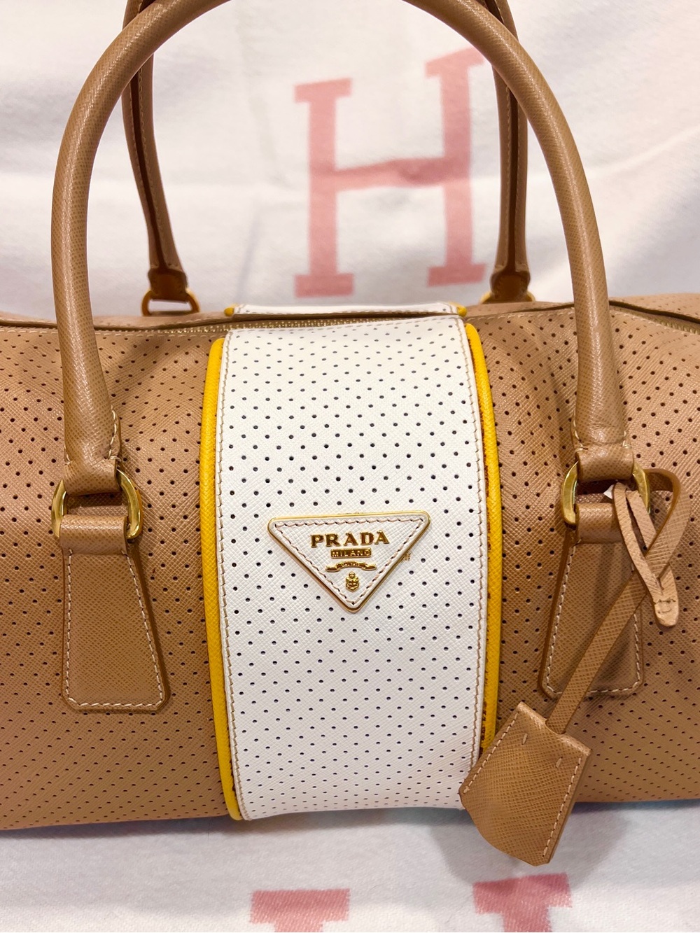 PRADA⭐️Vitello Daino Tan and White Perforated Leather Large Prada Barrel Hobo!⭐️ - Picture 7 of 16